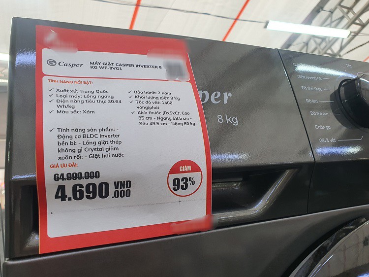 Máy giặt này cũng được siêu thị treo biển giảm 93%.
