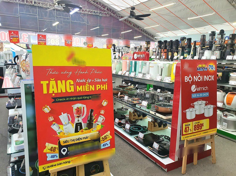 Các siêu thị điện máy đang triển khai nhiều chương trình giảm giá dịp cuối năm.