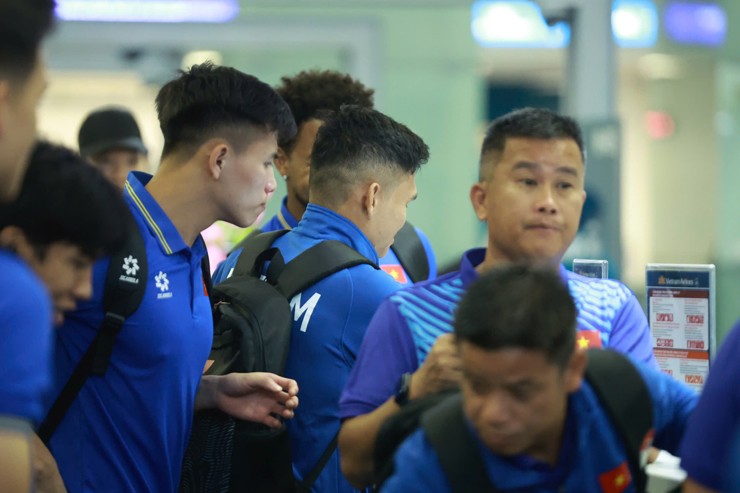 ĐT Việt Nam lên đường sang Lào, chính thức bắt đầu chinh phục AFF Cup 2024 - 5