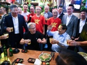 Thủ tướng Phạm Minh Chính và CEO Nvidia uống bia, dạo phố cổ