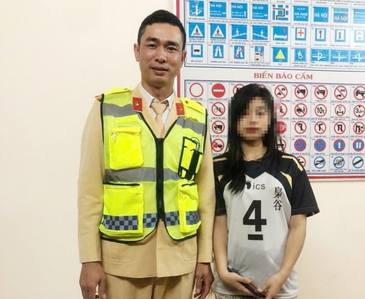 Thiếu nữ may mắn được lực lượng CSGT giải cứu. Ảnh: CTV