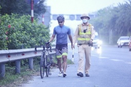 Tin tức trong ngày - CSGT 'chốt' từ sáng sớm, nhiều cua-rơ không dám biến đường 80km/h thành nơi tập thể dục