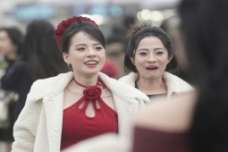 Dịch vụ trang điểm, trông xe tại Hà Nội ăn nên làm ra