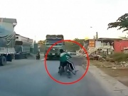 Xe máy - Xe đạp - Clip: Hai học sinh đi xe đạp bám nhau trên đường, suýt lao vào bánh xe tải