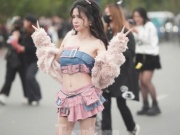 Thời trang - Mặc áo hở vai, váy ngắn đi xem show Trấn Thành và 30 anh trai