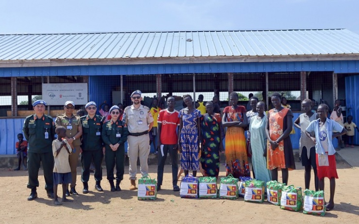 Tổ công tác số 4 thăm và tặng quà cho các gia đình khó khăn tại Trại tạm cư mới tại địa bàn Bor, bang Jonglei, Nam Sudan