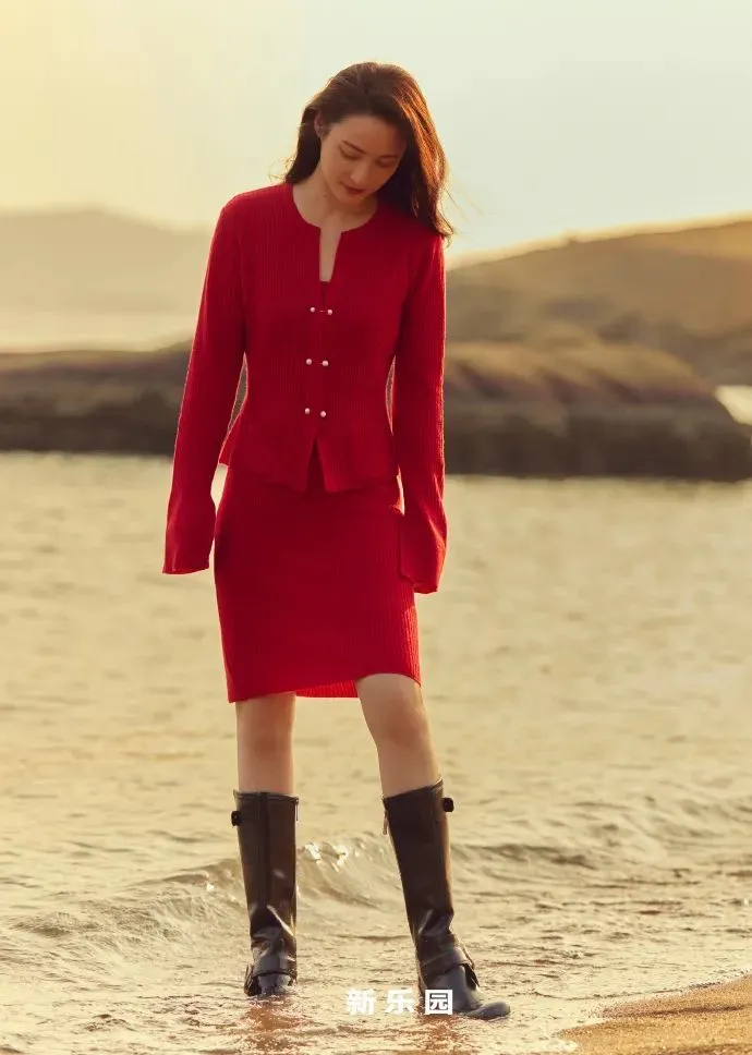 Cần Cần duy trì được thân hình mảnh mai suốt nhiều năm giúp cô diện bất cứ trang phục nào cũng đều tỏa sáng.