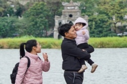 Mùa đông 'gõ cửa', người Hà Nội đội mũ, quàng khăn kín mít khi ra đường