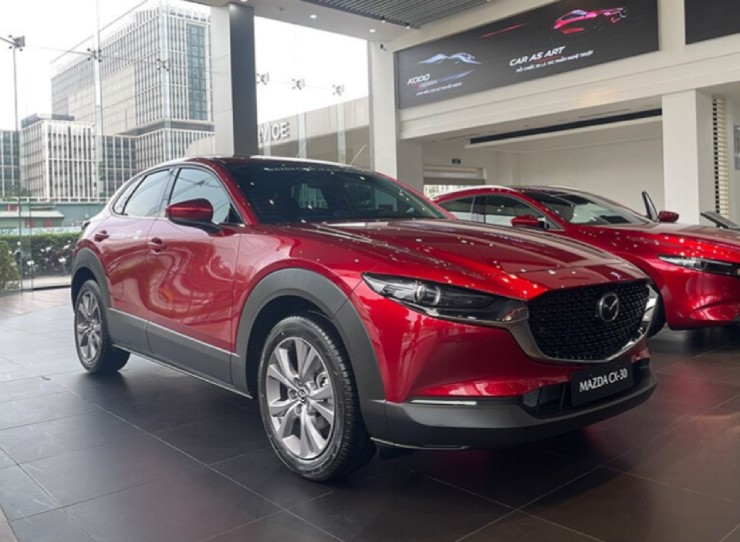 1. Mazda CX-30 có độ sáng gầm 175 mm, là lựa chọn lý tưởng cho những ai muốn một SUV nhỏ gọn, thời trang và cao cấp. Với thiết kế ngoại thất bóng bẩy và nội thất tinh tế, CX-30 mang đến sự sang trọng hiếm có trong phân khúc này. Khả năng xử lý nhạy bén và cơ động, kết hợp với hệ dẫn động bốn bánh, giúp xe dễ dàng di chuyển trong thành phố và cả những cung đường gồ ghề. Tại thị trường Việt Nam, Mazda CX-30 có giá niêm yết từ 699 triệu đồng.