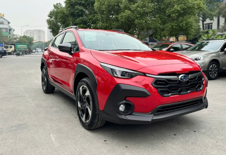 2. Subaru Crosstrek nổi bật với kiểu dáng mạnh mẽ và hệ dẫn động bốn bánh toàn thời gian, phù hợp với nhiều điều kiện thời tiết khác nhau. Xe có tính năng an toàn vượt trội và hệ thống treo cân bằng giữa sự thoải mái và khả năng vượt địa hình, mang lại trải nghiệm lái an toàn và thú vị trong thành phố. Khoảng sáng gầm xe cực tốt 220 mm, có khả năng chạy linh hoạt trên nhiều điều kiện mặt đường khác nhau. Tại thị trường Việt Nam, Crosstrek hiện có giá bán đề xuất rẻ nhất là từ 989 triệu đồng.