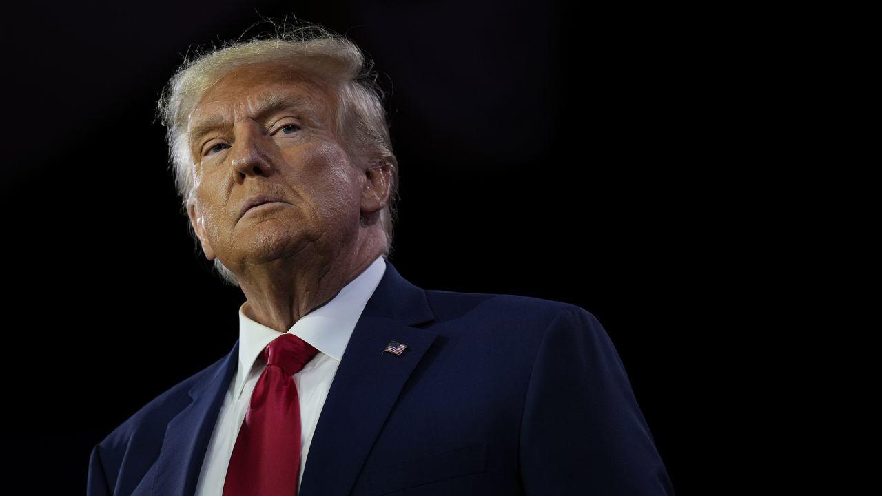 Ông&nbsp;Trump quyết liệt bảo vệ đồng USD