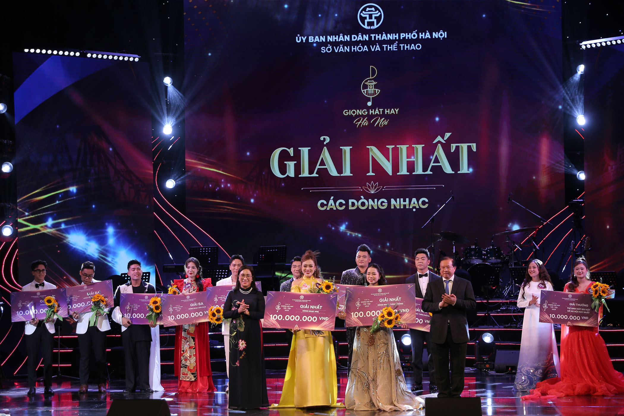 Nguyễn Thị Thùy Linh – Giải nhất dòng nhạc nhẹ và Bùi Huyền Trang – Giải nhất dòng nhạc Thính phòng