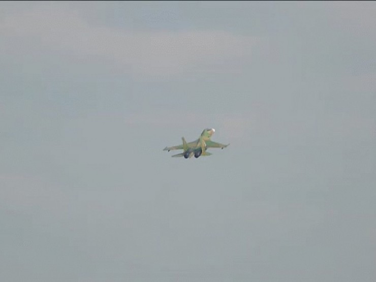 'Hổ mang chúa' Su-30MK2 bay huấn luyện nhào lộn trên bầu trời