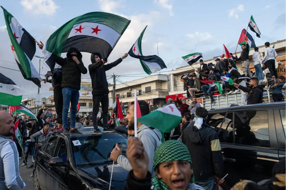 Người dân Syria tỏa xuống đường đón lực lượng nổi dậy sau khi chính quyền Tổng thống Bashar al-Assad sụp đổ. Ảnh: THE NEW YORK TIMES