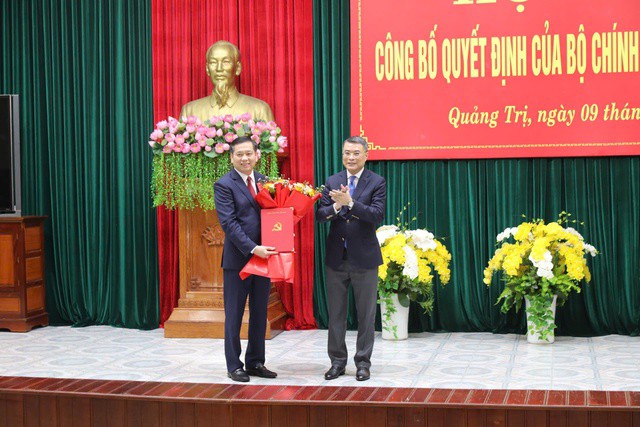 Trưởng Ban Tổ chức Trung ương Lê Minh Hưng trao quyết định của Bộ Chính trị về việc điều động ông Nguyễn Long Hải giữ chức Bí thư Tỉnh ủy Quảng Trị