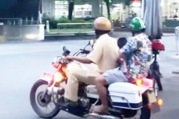 CLIP: CSGT dùng xe đặc chủng, mở còi hụ chở hai cha con đi cấp cứu