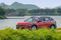 Toyota Corolla Cross giá từ 820 triệu: Xe gia đình gầm cao có gì hấp dẫn?