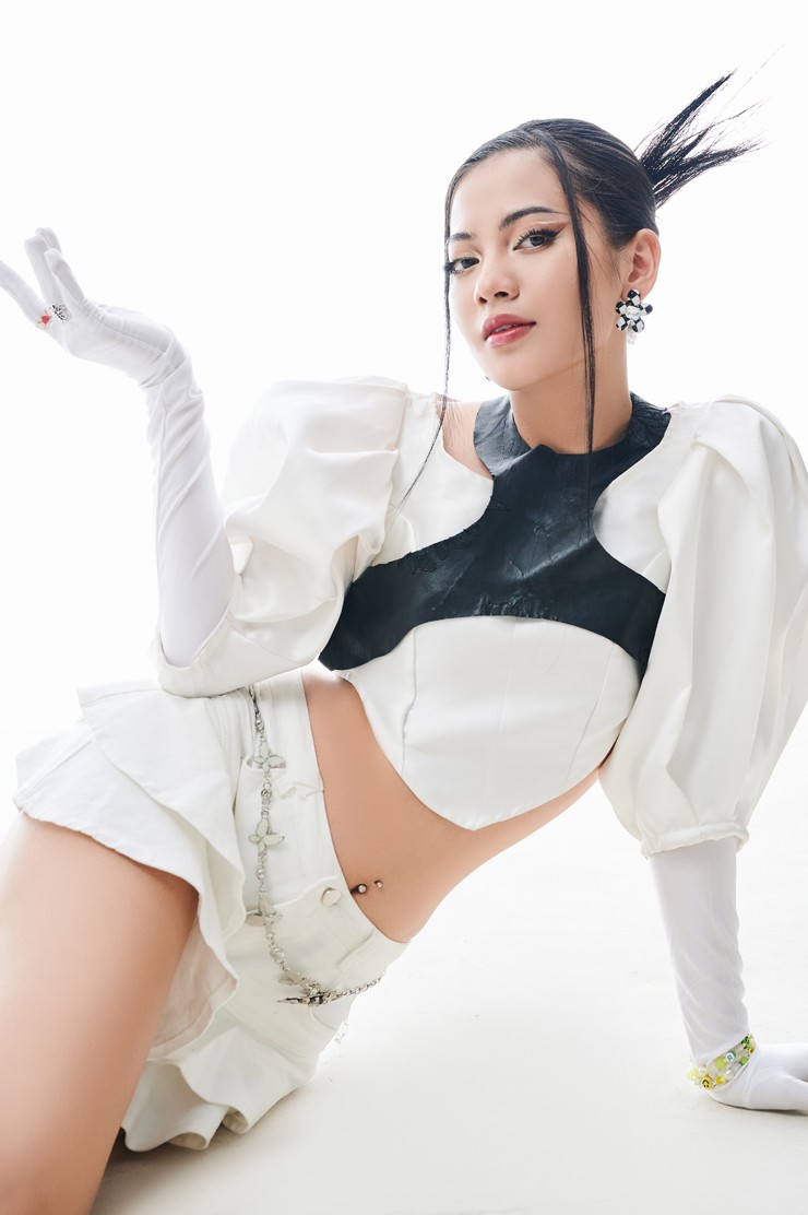 “Nói lái theo kiểu chơi chữ của giới trẻ bây giờ, Xi Myn nghĩa là My Xinh. Nhưng Xi Myn còn là chữ viết tắt của nốt đô thăng thứ trong âm nhạc”, nữ ca sĩ giải thích về nghệ danh.