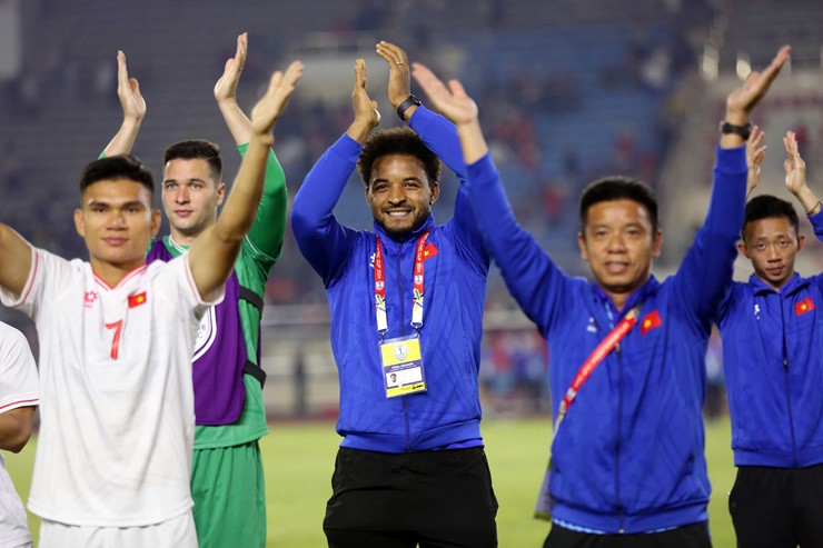 Kết thúc trận đấu, ĐT Việt Nam thắng đậm Lào 4-1 trong ngày ra quân tại AFF Cup 2024. Nguyễn Xuân Son có dịp xuống sân ăn mừng chiến thắng cùng đồng đội ở ĐT Việt Nam, trong khi HLV Park Hang Seo và vợ đã nhanh chóng rời sân vận động quốc gia Lào.