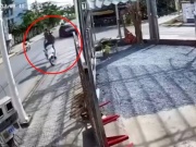 Xe máy - Xe đạp - Clip: Tránh ô tô chuyển hướng, xe máy lao lên vỉa hè rồi đâm vào cột điện