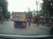 Xe máy - Xe đạp - Clip: Xe máy thoát nạn thần kỳ sau khi bị xe tải chèn ngã