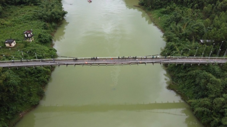 Cầu treo Bình Thành nhìn từ trên cao.