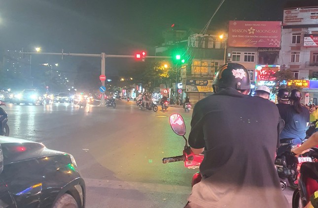 Lái xe có thể bị tước bằng 2 - 4 tháng và bị xử phạt hành chính nếu bấm còi sai quy định trong khu đông dân cư từ 22h hôm trước đến 05h ngày hôm sau. Ảnh: Lộc Liên.