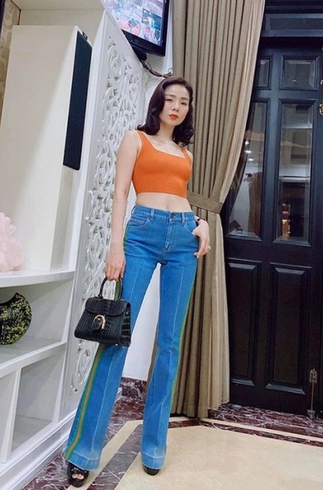 Lệ Quyên vẫn khiến khán giả trầm trồ khi diện outfit với áo croptop khoe vòng eo thon gọn.