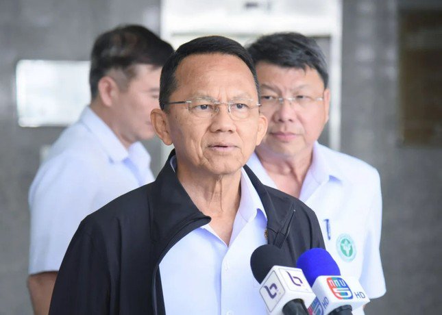 Ông Somsak Thepsuthin, Bộ trưởng Bộ Y tế Công cộng Somsak, Thái Lan phủ nhận thông tin ca sĩ Ping Chayada tử vong do massage.