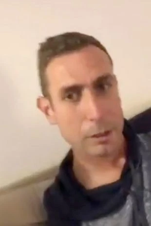 Coote trong đoạn video chỉ trích Klopp và Liverpool. ẢNH: MIRROR