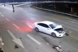 Xe máy đâm trực diện vào đầu ô tô ở Thanh Hóa, 2 thanh niên thương vong