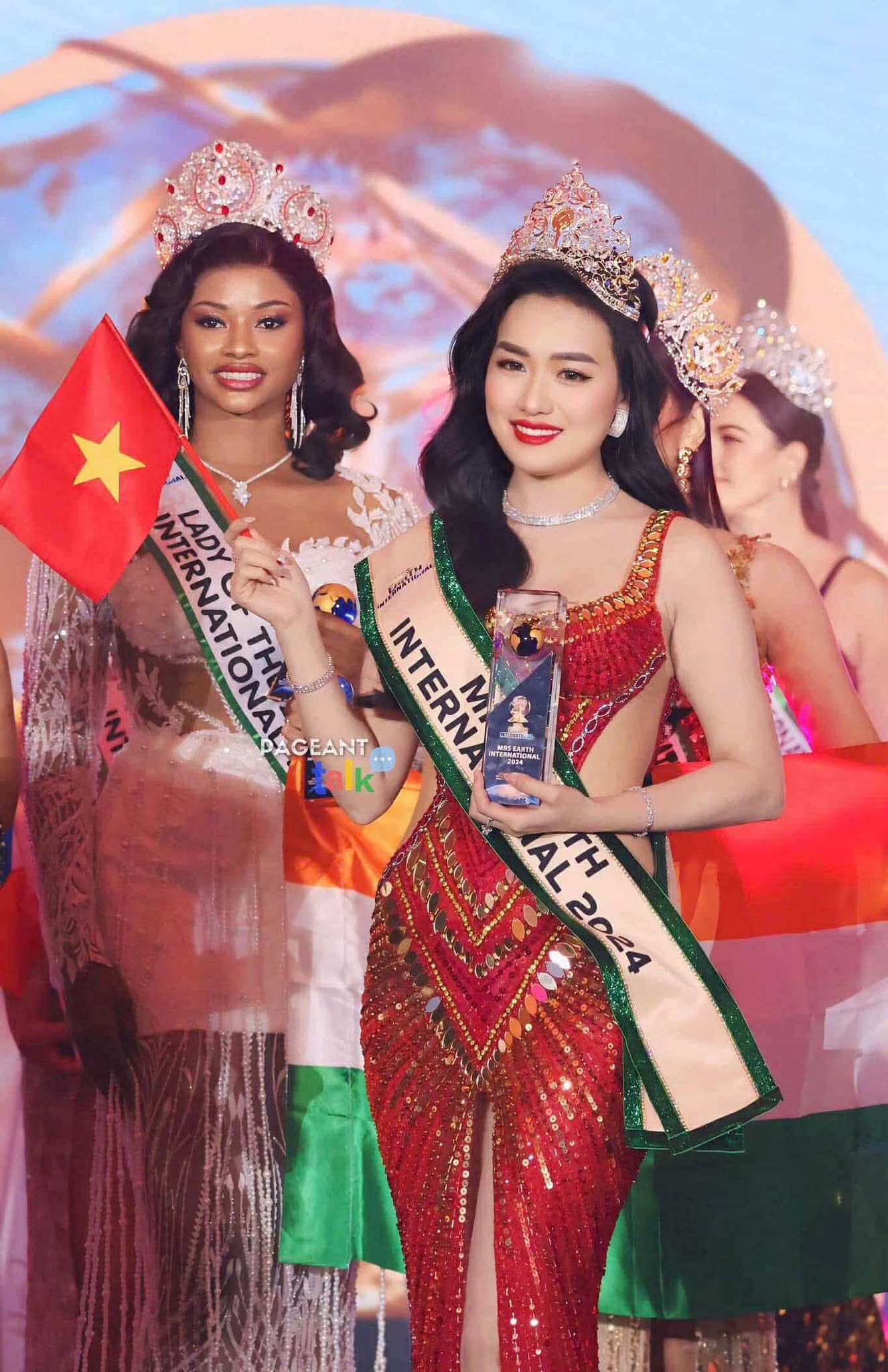 Sau khi đăng quang "Mrs Earth Vietnam 2024" vào tháng 6, Hoa hậu Vũ Thị Hoa đã đại diện Việt Nam tham gia dự thi "Mrs Earth International 2024" tại Philippines và giành vương miện.