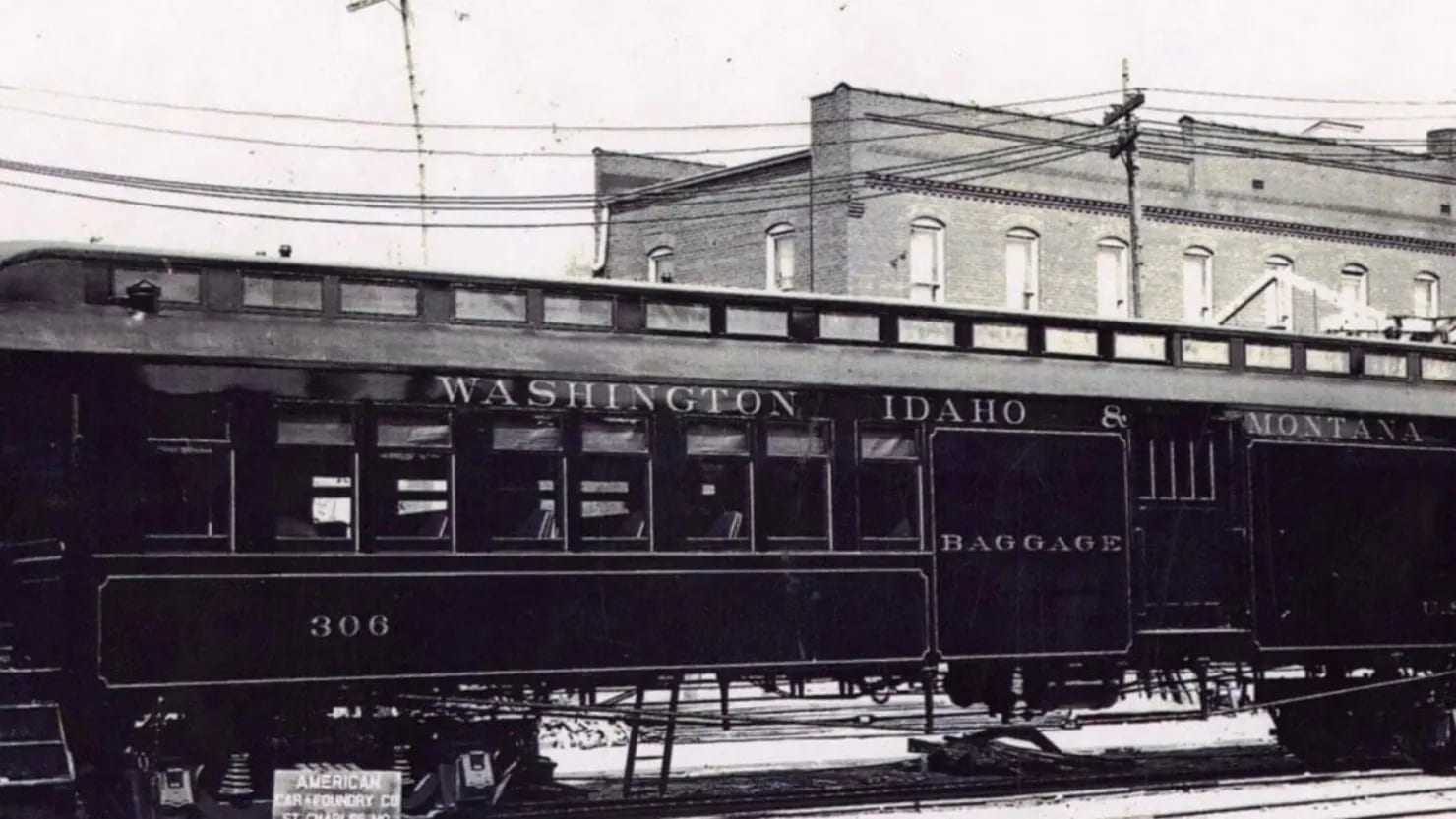 Mua toa tàu hỏa bỏ hoang, gia đình nhỏ tạo ra “dinh thự” ấm cúng - 1