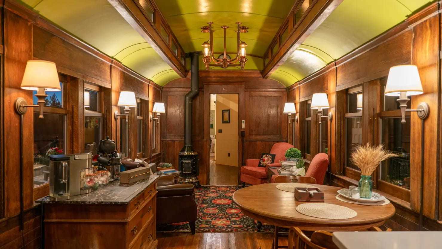 Mua toa tàu hỏa bỏ hoang, gia đình nhỏ tạo ra “dinh thự” ấm cúng - 5