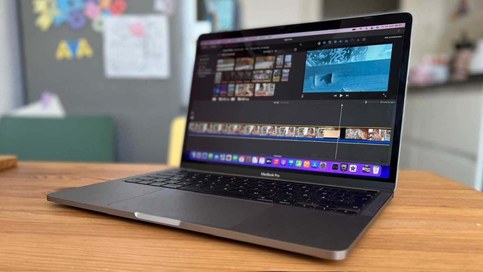 MacBook với RAM 16GB dành cho các tác vụ đồ họa nặng.