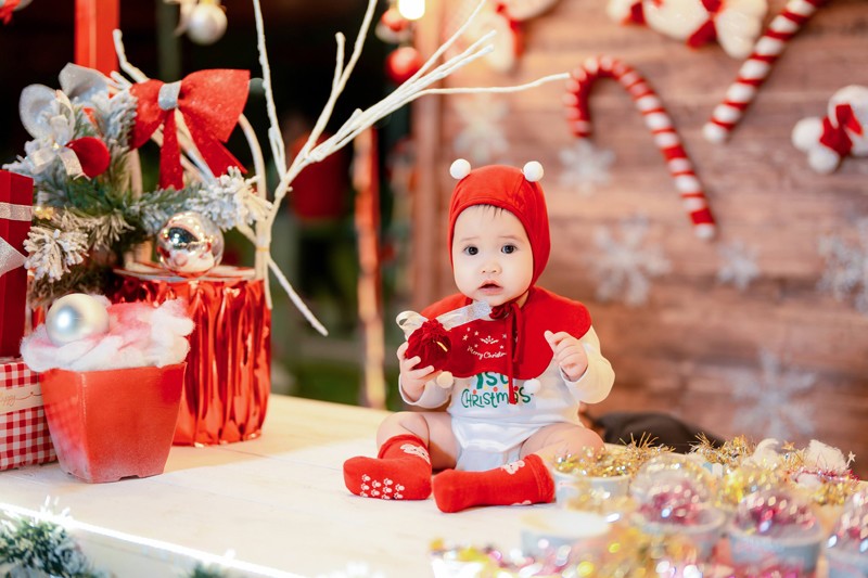 Một du khách nhí check-in trong ngôi nhà của ông già Noel tại Ecorivers Hải Dương.