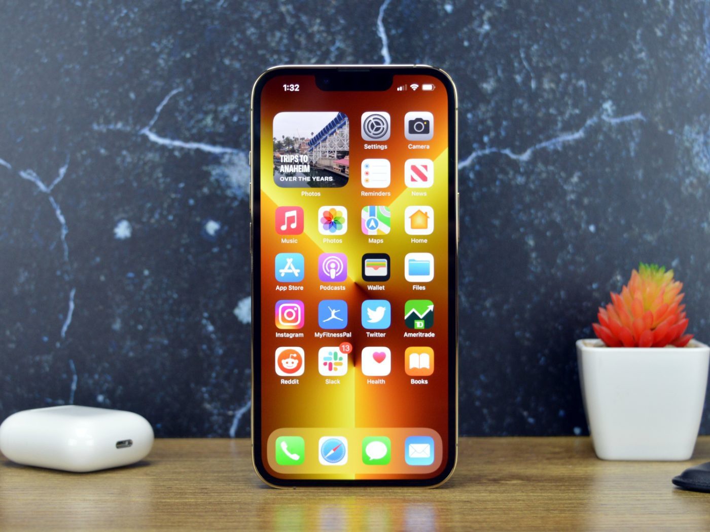 iPhone 13 Pro là mẫu iPhone giá rẻ nhất trang bị màn hình ProMotion 120Hz.