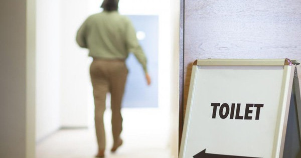 Tiểu nhiều lần cả ngày lẫn đêm, tiểu gấp, tiểu són gây ra nhiều phiền toái trong sinh hoạt hàng ngày. 