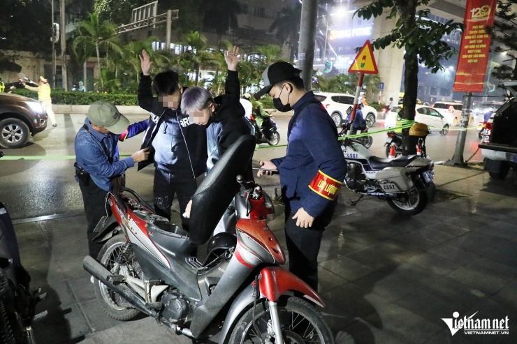 Đêm đầu tiên 54 tổ Cảnh sát 141 ra quân, thanh niên &#39;ngổ ngáo&#39; trên phố bị xử lý - 5