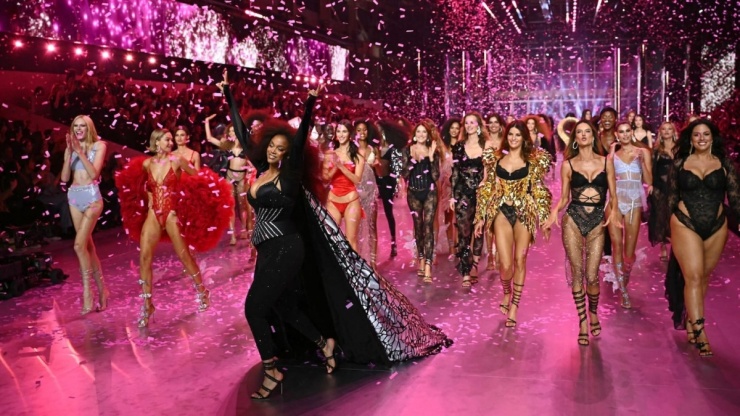 Victoria's Secret Fashion Show trở lại sau gần sáu năm gián đoạn vì vướng nhiều bê bối. Chương trình đưa dàn 