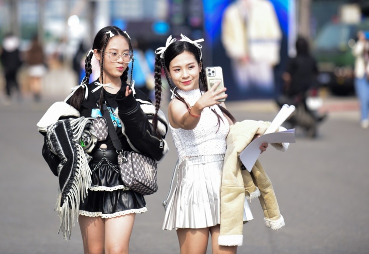 Hai concert Anh trai say hi ngày 7 và 9/12 tại sân Mỹ Đình thu hút khoảng 60.000 khán giả, trong đó có nhiều bạn trẻ. Đa số họ chọn quần áo mang phong cách Y2K, hip hop chịu ảnh hưởng của những thần tượng Kpop.