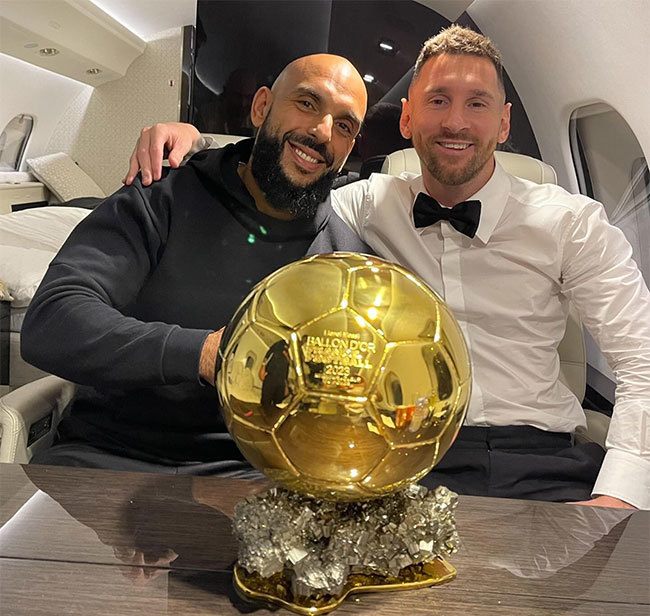 Yassine Chueko chụp ảnh với Messi khi siêu sao Argentina giành Quả bóng vàng 2023. Ảnh: Instagram Yassine Chueko