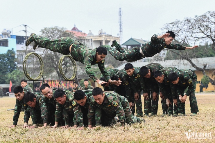 Đặc công tôi luyện những &#39;ngón đòn, tuyệt kỹ&#39; phô diễn ở triển lãm quốc phòng - 6