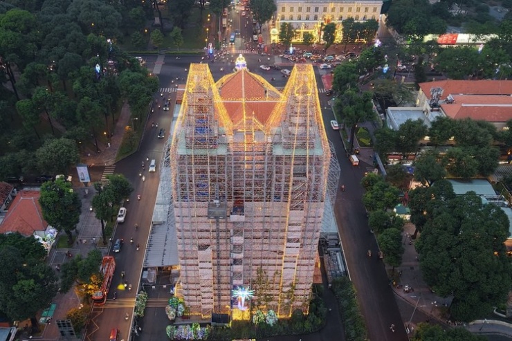 Hai Thánh giá ở Nhà thờ Đức Bà Sài Gòn được mạ vàng - 2