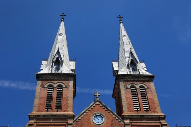 Hai Thánh giá ở Nhà thờ Đức Bà Sài Gòn được mạ vàng - 1