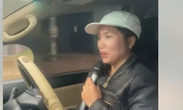 Hình ảnh bà N.T.L vừa lái xe vừa hát karaoke.