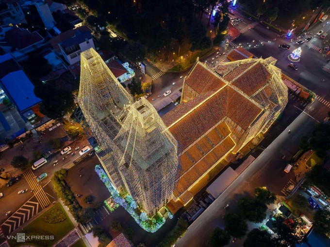 Nhà thờ Đức Bà Sài Gòn được trang hoàng dịp Giáng sinh, tối 11/12. Ảnh: Thanh Tùng