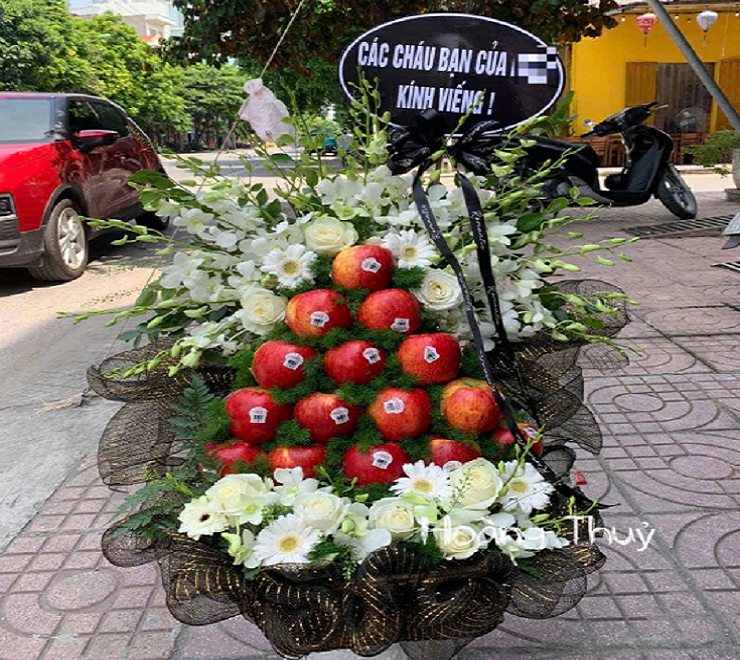 Tháp táo đỏ thay cho lẵng hoa viếng thông thường gây "bão" mạng xã hội. Ảnh: NVCC