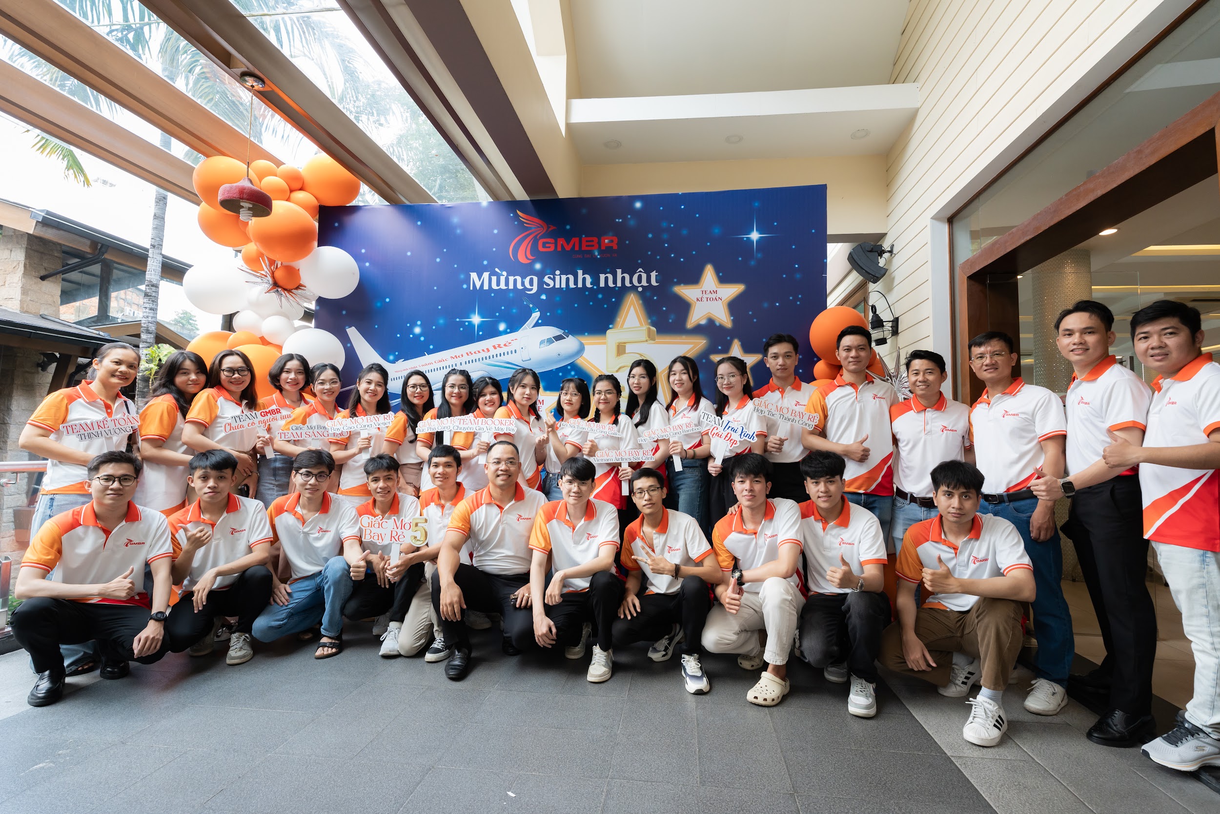 Với đội ngũ nhân viên chuyên nghiệp và nhiệt tình, Giấc Mơ Bay Rẻ cam kết mang đến cho khách hàng những trải nghiệm dịch vụ tốt nhất