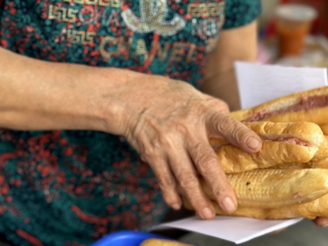 Ba không khi ăn bánh mì
